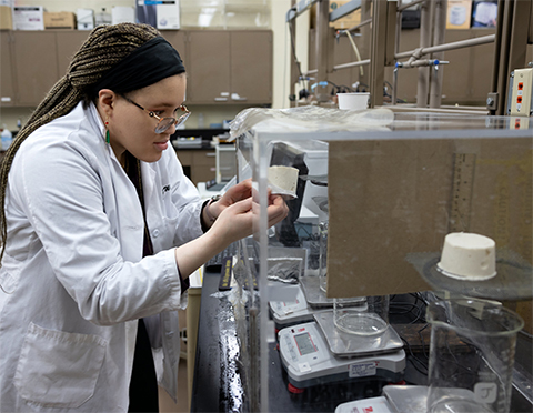 Cameron Wicks, then a Ph.D. student at the University of Wisconsin–Madison, prepares samples of her “no-melt” ice creams for melting tests.