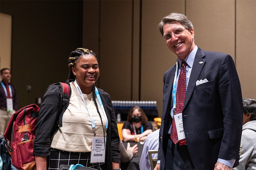 Serena Dossou unterhält sich auf der ASBMB-Jahresversammlung 2023 in Seattle mit Ed Eisenstein, dem Vorsitzenden des ASBMB-Mitgliederausschusses, der kürzlich in den Rat der Gesellschaft gewählt wurde. Dossou trat dem Mitgliederausschuss bei, nachdem sie 2018 ASBMB-Mitglied geworden war, und begann, ihre Ansichten darüber zu teilen, wie die Gesellschaft ihre Mitglieder am besten bei der Graduiertenschule unterstützen könnte.