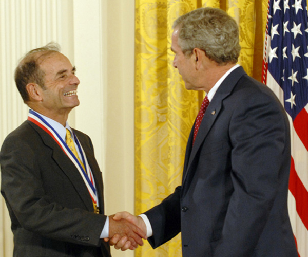 photo of Lubert Stryer shaking hands with President George W. Bush