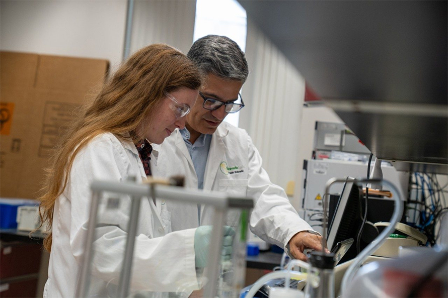 Sydney Johnson (at left) and Pablo Sobrado found a way to synthesize on a large scale a naturally occurring compound that hasn’t previously been used for antibacterial applications.